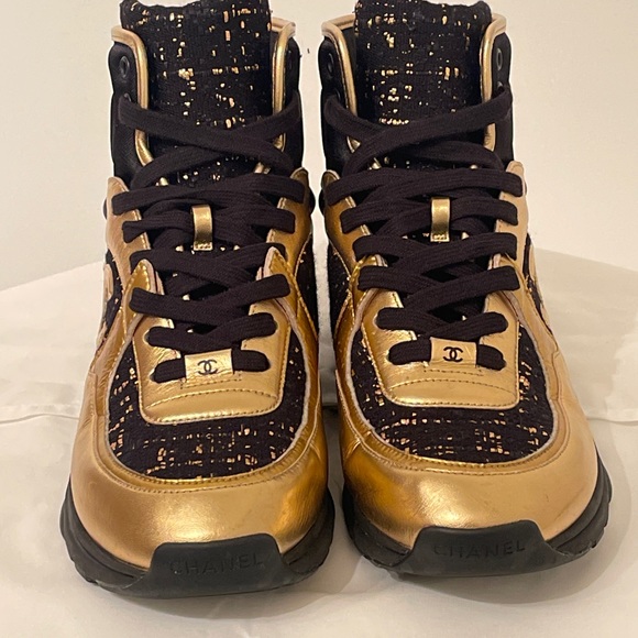 Chanel Gold 2019 Interlocking CC Logo - Picture 2 of 6